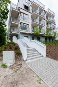 apartamentowiec ze schodami przed nim w obiekcie Apartamenty Aquamarina by Noclegi Renters w Świnoujściu