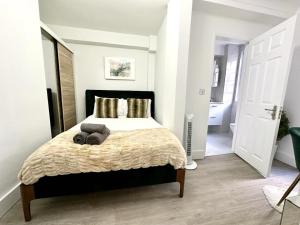 En eller flere senge i et værelse på Vibrant 2-Bedroom Flat with Elevator in Marylebone, Close to Hyde Park & Edgware Road