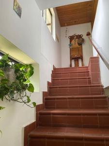 een trap in een gebouw met een klok bij Casa de campo Cutucumay in Chinauta