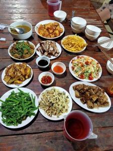 Đồng Văn Panorama Homestay في دونغ فان: طاولة عليها العديد من أطباق الطعام