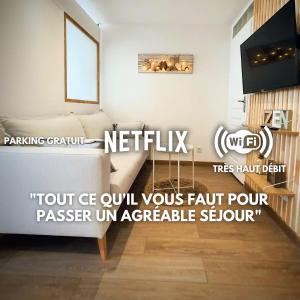 a living room with a couch and a tv at Cosy Aulnay-Paris Nord -Expo Villepinte in Aulnay-sous-Bois