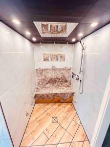 uma casa de banho com um chuveiro e uma cabina de duche ao nível do chão em Luxus Loft im Herzen von Bochum Werne. em Bochum