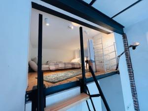 um quarto com um beliche numa casa em Luxus Loft im Herzen von Bochum Werne. em Bochum