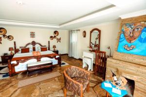 um quarto com uma cama king-size e uma lareira em Ingagi Park View Lodge em Kinigi