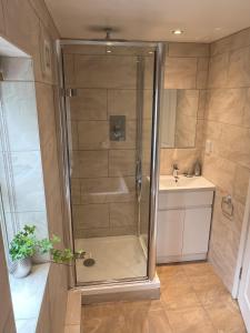 La salle de bains est pourvue d'une douche et d'un lavabo. dans l'établissement Mews house in the centre of Henley-on-Thames, à Henley-on-Thames