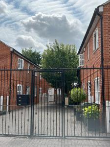 a metal gate in front of a brick building at Mews house in the centre of Henley-on-Thames in Henley on Thames