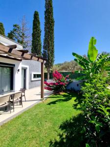 un giardino con panchina e pergolato di Suelo Flat Villa for Family a Turgutreis