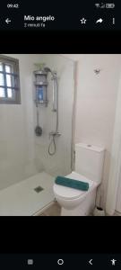 uma casa de banho com um WC branco e um chuveiro em Casa Maya em Maspalomas