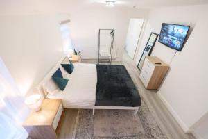 1 dormitorio con 1 cama y TV en una habitación en Seafront Retreat Studio Flat Cleethorpes Beach, en Cleethorpes