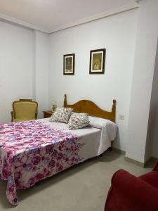 Postel nebo postele na pokoji v ubytování Piso vivienda uso turístico Julio Burell BAEZA REFORMADO