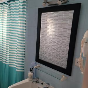 baño con ventana y lavabo blanco en Isla Canela Natura, en Isla Canela 27 fotos más