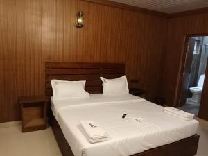 เตียงในห้องที่ JK Nature Stay Resorts