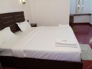 Een bed of bedden in een kamer bij JK Nature Stay Resorts
