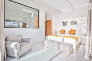 - une chambre blanche avec un lit et un canapé dans l'établissement Villa Sakina, piscine Chauffée, ping-pong, cuisinière, à Marrakech 28 autres photos