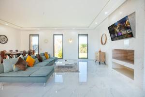 un salon avec un canapé et une cheminée dans l'établissement Villa Sakina, piscine Chauffée, ping-pong, cuisinière, à Marrakech