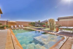 - une piscine avec une table et des chaises dans l'arrière-cour dans l'établissement Villa Sakina, piscine Chauffée, ping-pong, cuisinière, à Marrakech