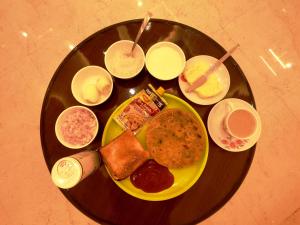 un vassoio con un piatto di cibo su un tavolo di Hotel Buddha Park near Sarnath, Varanasi a Varanasi