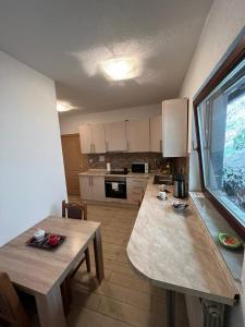 una cucina con due tavoli in legno e una grande finestra di stari grad a Doboj