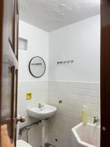 bagno bianco con lavandino e servizi igienici di Comfort Semi D House, 1 min to Town by Mr Homestay a Teluk Intan