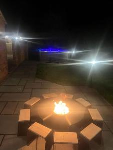 Gallery image of The Coach House by Phoenix Premises - Hot Tub Fire Pit BBQ Log Burner Bar Games Room in Birmingham