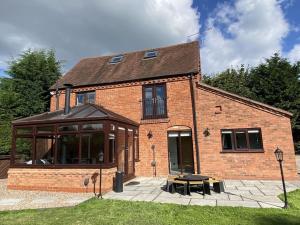 Gallery image of The Coach House by Phoenix Premises - Hot Tub Fire Pit BBQ Log Burner Bar Games Room in Birmingham
