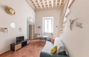 un soggiorno con divano e tavolo di Fabroniana apartment Elegant a Pistoia