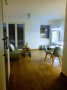 een woonkamer met een bank en een tafel bij Bounty in Busko-Zdrój