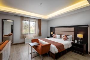Postel nebo postele na pokoji v ubytování Athena Hotel Kampala + 37 fotografií