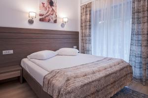 A bed or beds in a room at Hotel Cascada BAILE OLANESTI