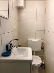 La petite salle de bains est pourvue de toilettes et d'un lavabo. dans l'établissement Dotan's Boutique Studios - By Gordon Beach!, à Tel Aviv