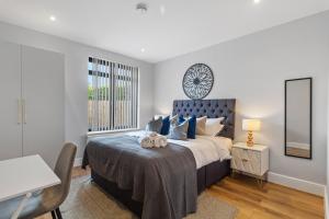 a bedroom with a bed and a desk and a window at Private En-suite Double Rooms - 5 Minute Walk to Hendon Central Station - Reach Central London in just 21 Minutes in Golders Green