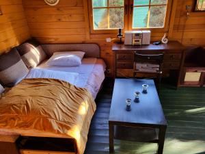 Pokój z 2 łóżkami, biurkiem i biurkiem w obiekcie Apartamenty Terminal Charzykowy w Charzykowach