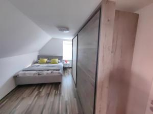 um quarto com uma cama e uma grande porta de correr em Sana em Postojna