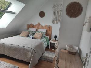 ein Schlafzimmer mit einem Bett in der Ecke eines Zimmers in der Unterkunft Chambre chez l'habitant in Châteaubriant
