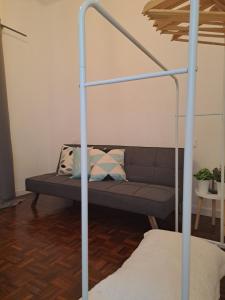 ein Bett und ein Sofa in einem Zimmer in der Unterkunft M&P - Tres Marias Apartments in Redondela
