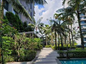 依斯干達公主城的住宿－A3007 Grand Medini 100mbps Netflix By STAY，棕榈树和游泳池的度假走廊