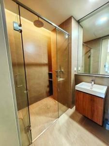 een badkamer met een glazen douche en een wastafel bij A3007 Grand Medini 100mbps Netflix By STAY in Nusajaya