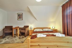 1 dormitorio con 2 camas, escritorio y silla en Kwatery u Jacka, en Groń