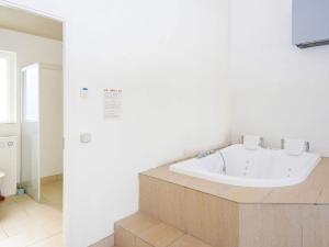 Habitación con baño con bañera. en 10 person holiday home in Grenaa, en Grenå
