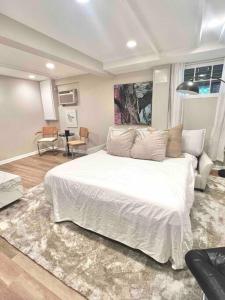 - une chambre avec un grand lit blanc dans l'établissement Glover Park/Georgetown Oasis with parking, à Washington