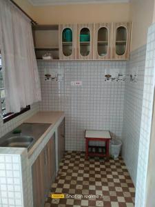 eine kleine Küche mit Spüle und Fliesenboden in der Unterkunft VOI HIGHWAY BNB in Voi