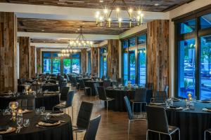 uma sala de banquetes com mesas, cadeiras e janelas em AC Hotel by Marriott Fort Worth Downtown em Fort Worth