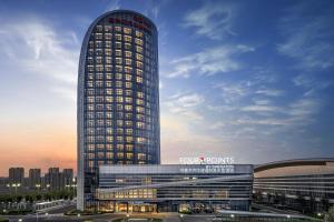 乌鲁木齐乌鲁木齐中建福朋喜来登酒店的城市中一座高层建筑的效果图