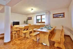 a dining room with a wooden table and chairs at Kwatery u Jacka in Groń