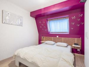 - une chambre violette avec un lit et une fenêtre dans l'établissement Nouvella 2 bedrooms on floor 3, à Blankenberge