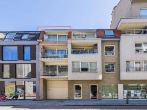 une image d'un immeuble d'appartements avec balcon dans l'établissement Nouvella 2 bedrooms on floor 3, à Blankenberge