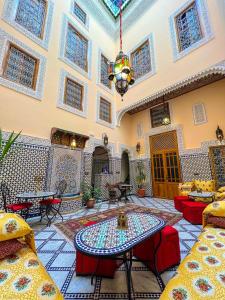 Habitación grande con mesa en un edificio en Riad Diamant De Fes, en Fez