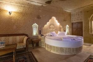 1 dormitorio con 1 cama grande en una habitación en Kemerhan Cave Suites, en Ürgüp