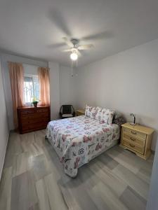 - une chambre avec un lit, une commode et une fenêtre dans l'établissement CASA RAUSER, à Chipiona