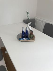 バート・ヴェーリスホーフェンにあるFühl dich wie daheimのテーブル(トレイ、ボトル3本付)
